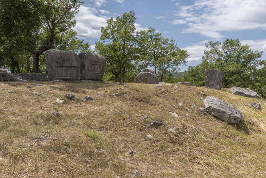 Croacia - Cista Velika - cementerio medieval - tumbas Stecci 08.jpg
